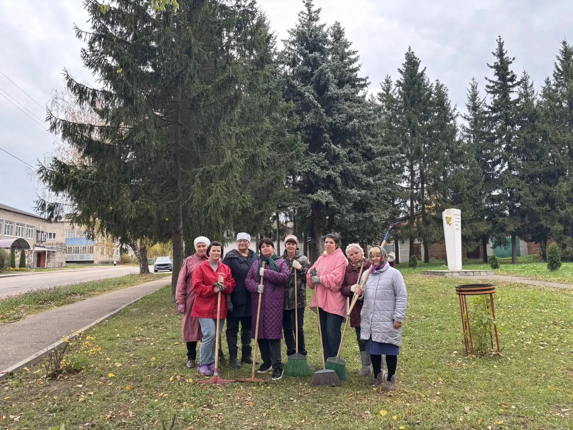 🧹🧹🧹Сотрудники Сычевской библиотеки привели в порядок территорию у памятного знака па...