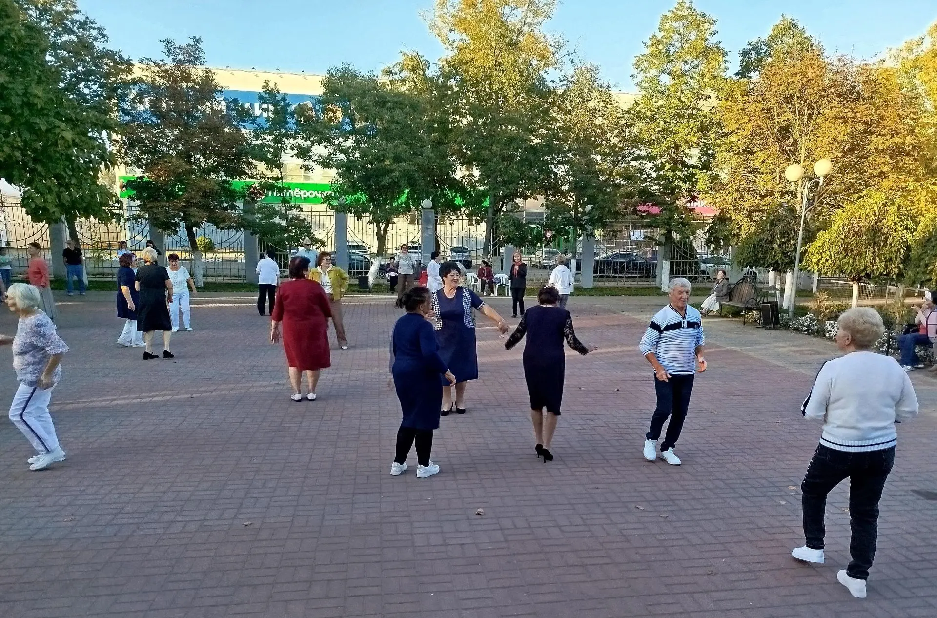 Воскресный вечер в Городском парке культуры и отдыха прошёл в ритме музыки и улыбок. Лю...