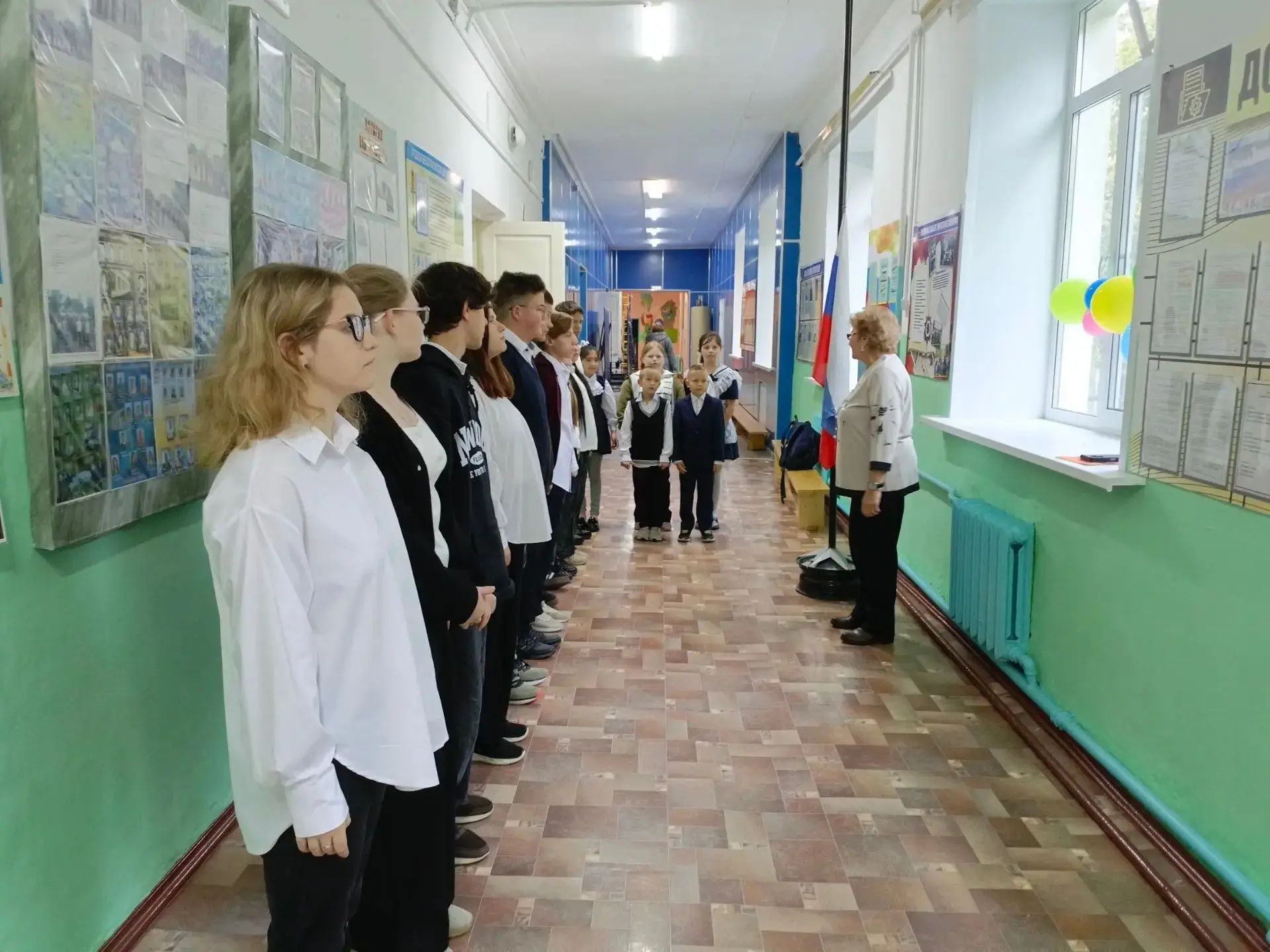 Новая учебная неделя в нашей школе традиционно началась с поднятия государственного фла...