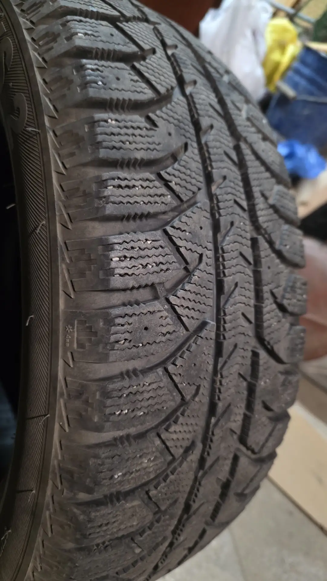 Продам комплект зимней резины 205/60 R16