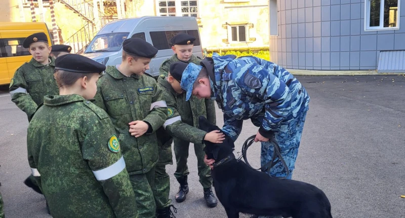 Кинолог лесосибирской полиции провел профориентационное занятие для кадет