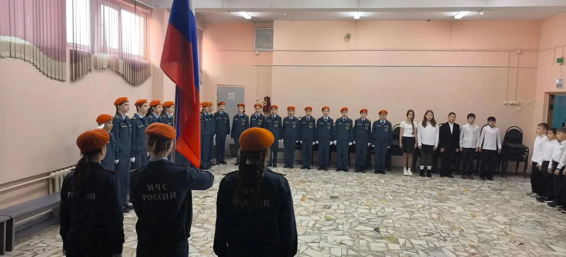 Новая учебная неделя открылась торжественной линейкой и выносом Государственного флага ...