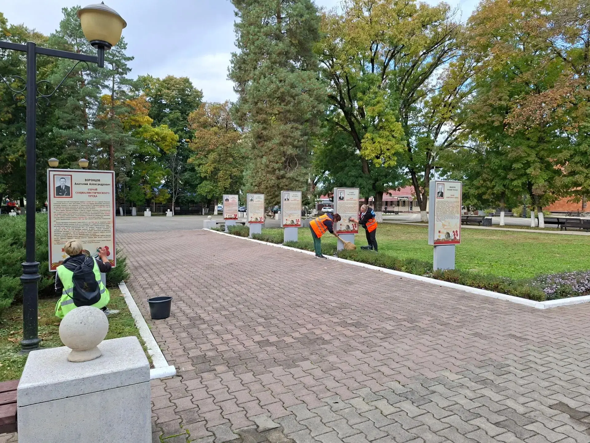 Наведение порядка в парке Победы пгт Мостовского