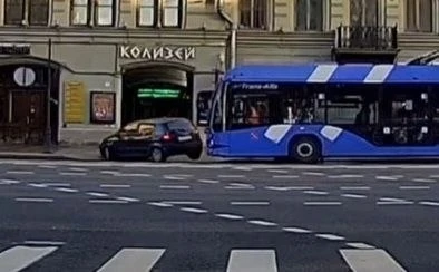 Странный маневр вплотную к троллейбусу "исполнила" легковушка, да так, что произошёл от...