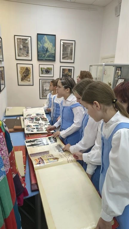 Мир под названием Мы»: в Серове открылась выставка к 55 летию «Гайдаровцев»!