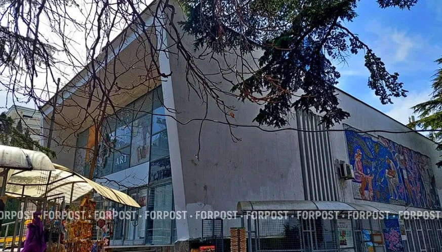 Выставочный зал Союза художников в центре Ялты в ожидании перемен
