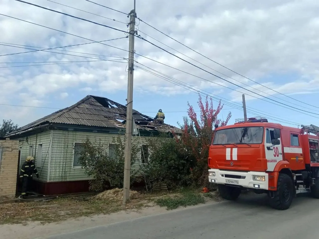 🔥В Михайловке при пожаре сгорела крыша дома, мужчина в реанимации