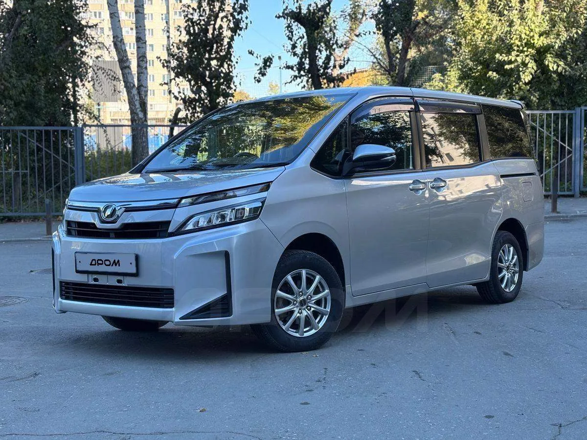Toyota Voxy 2017 года