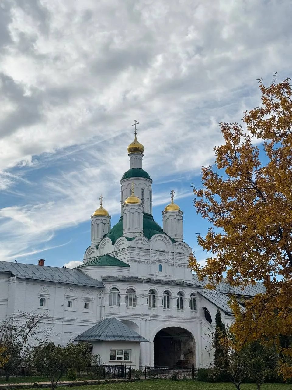 Еще одно местечко области, в котором приятно погулять, в солнечные дни октября — Свято-...