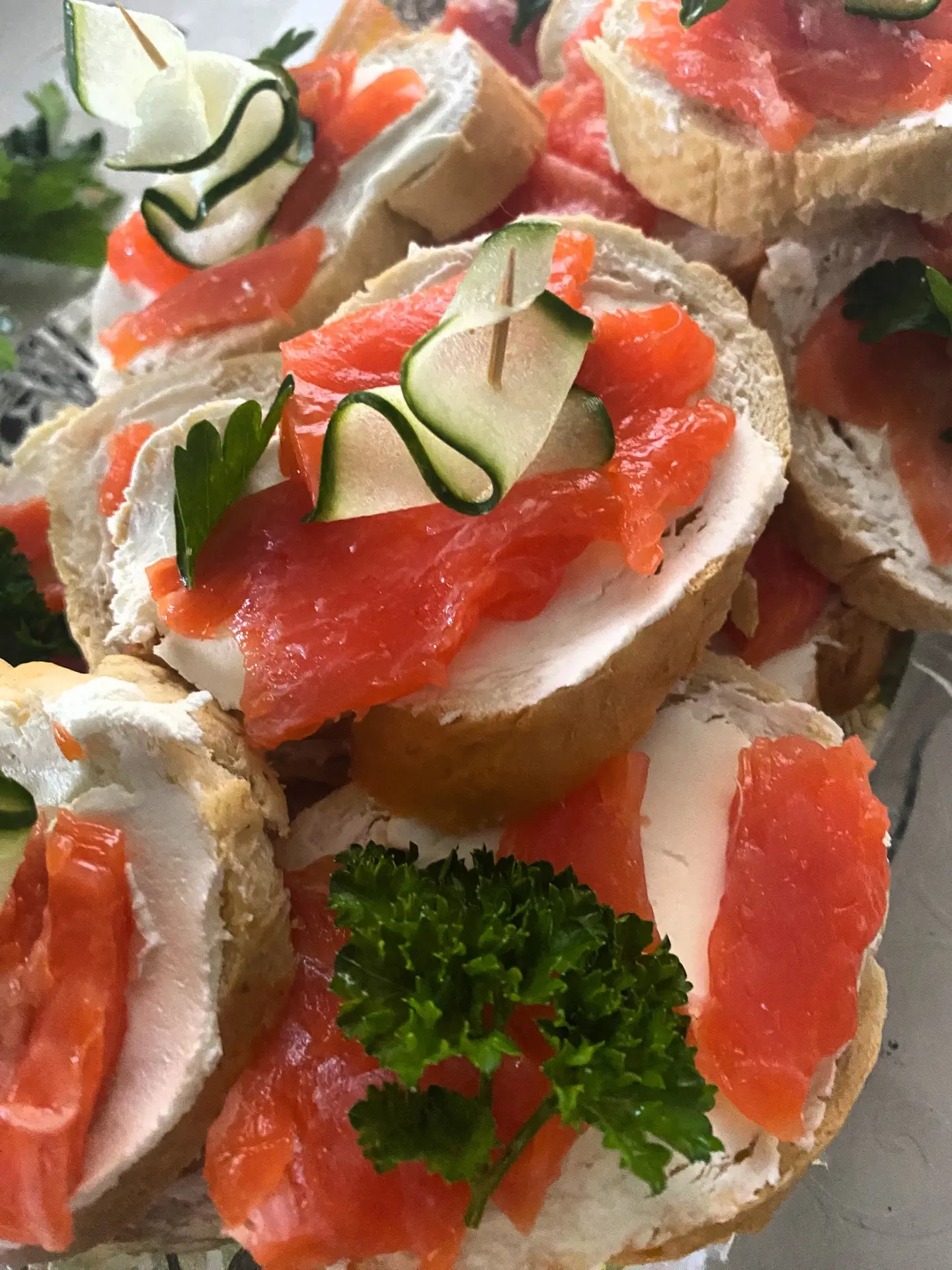 КАНАПЕ С КРАСНОЙ РЫБОЙ И КРЕМ-СЫРОМ