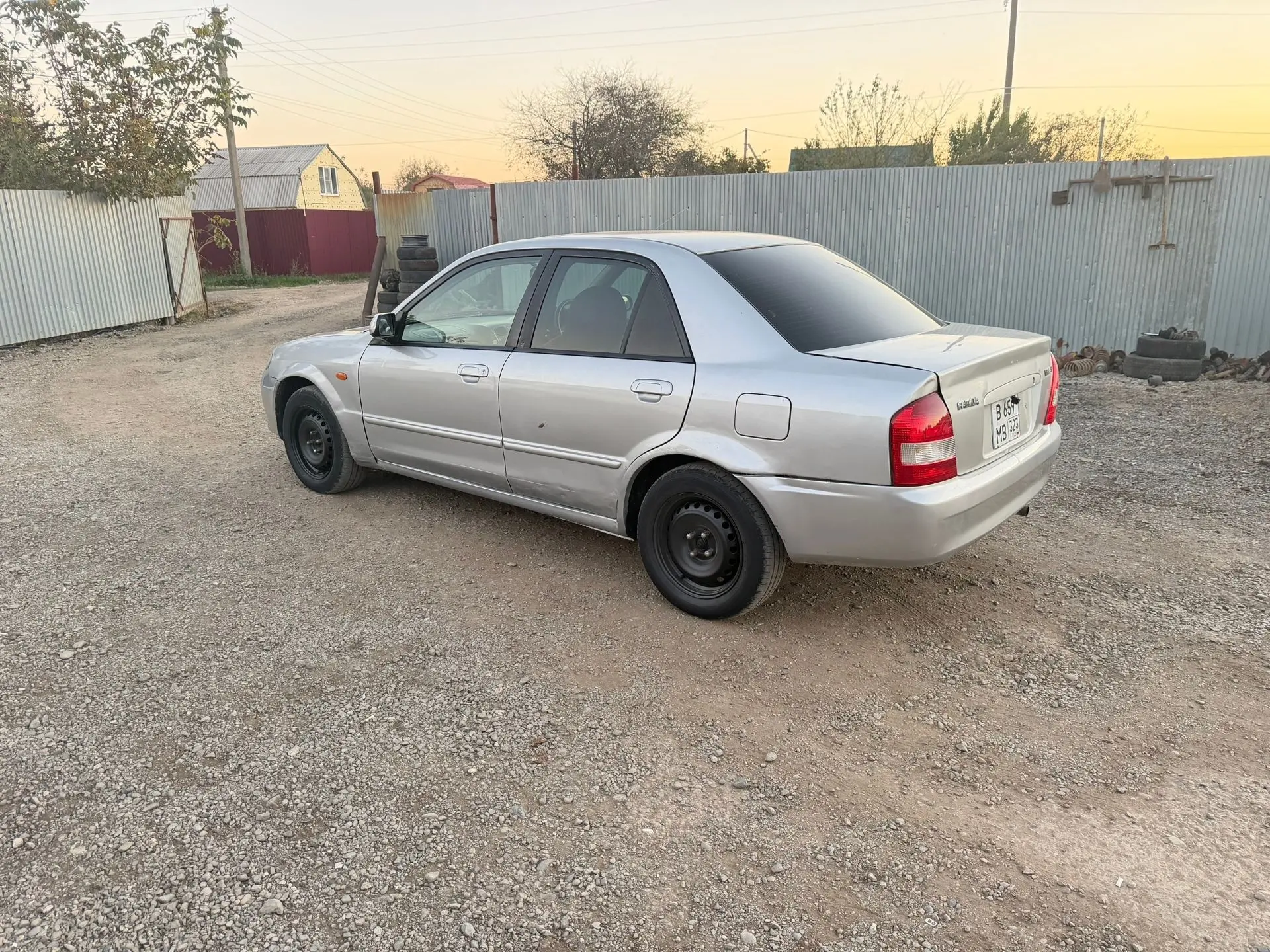 Продам мазду фамилия 2001 года, мотор работает хорошо не дымит, коробка автомат без нар...