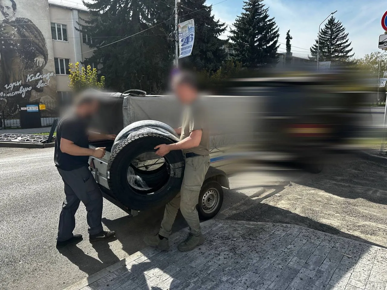 Передали ребятам гуманитарную помощь.