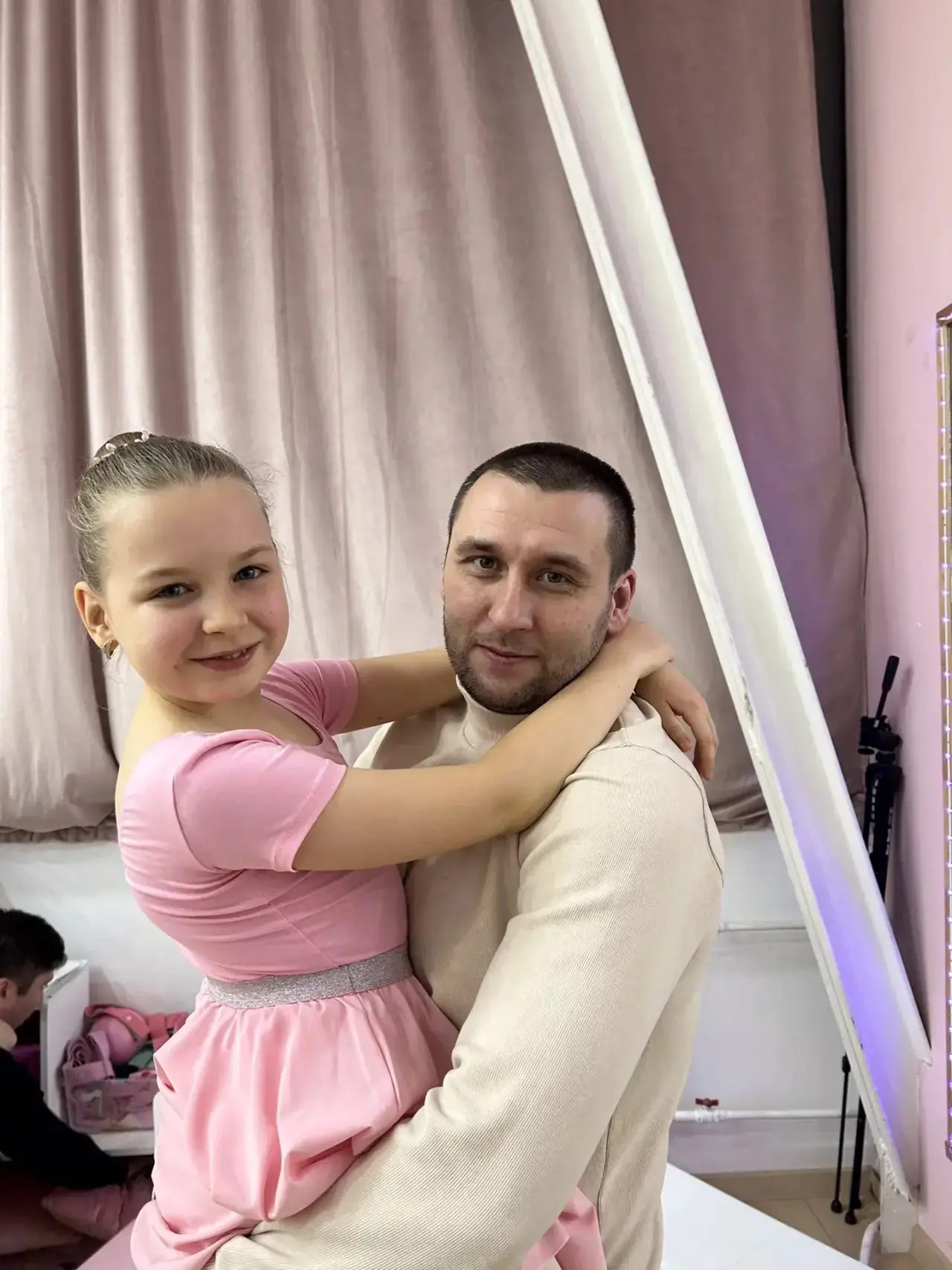 Мой папа - супергерой,потому что он храбрый,веселый и умеет поддержать.