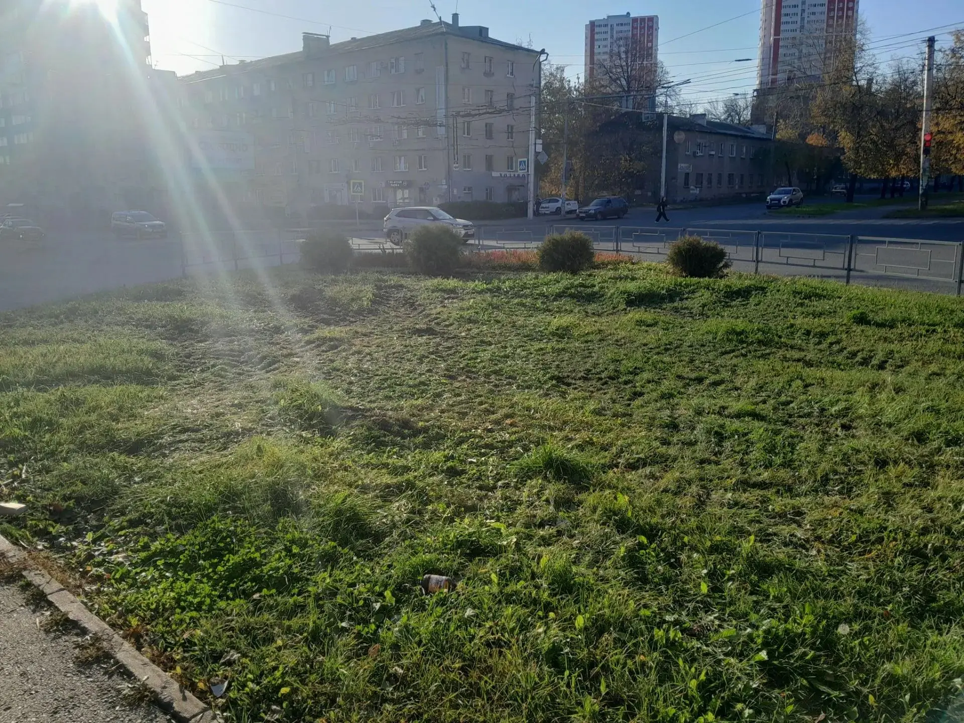 Сегодня продолжается благоустройство улиц в Калининском районе Уфы.