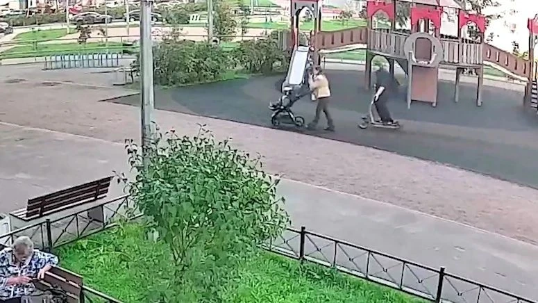 🚨 Зумер на самокате нападает на беременных женщин в Новой Охте