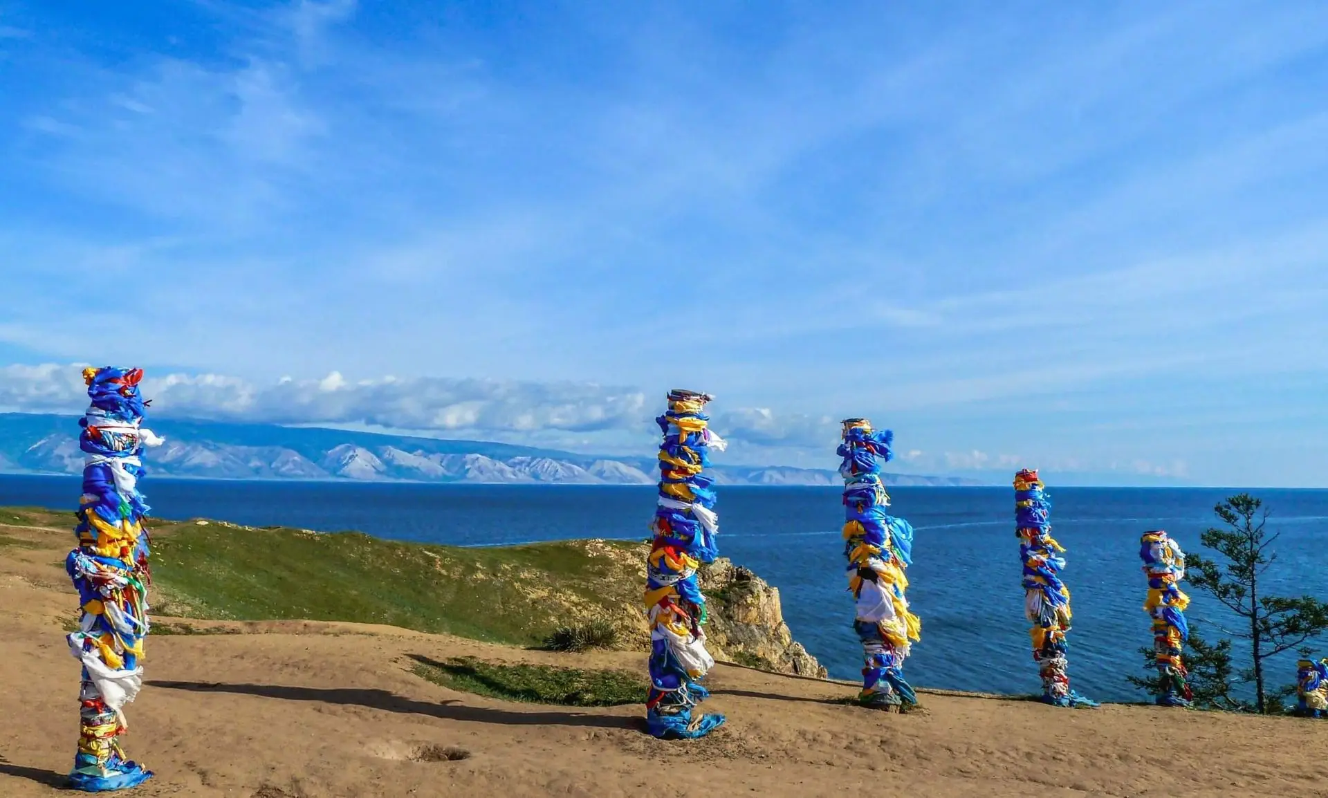 В сердце Сибири, средь лесов, Живёт Байкал, как вечный странник.