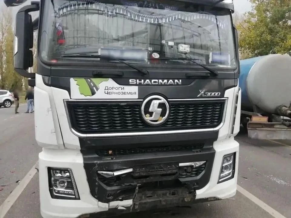 В Аннинском районе водитель и две пассажирки Renault получили травмы в ДТП с тягачом Sh...