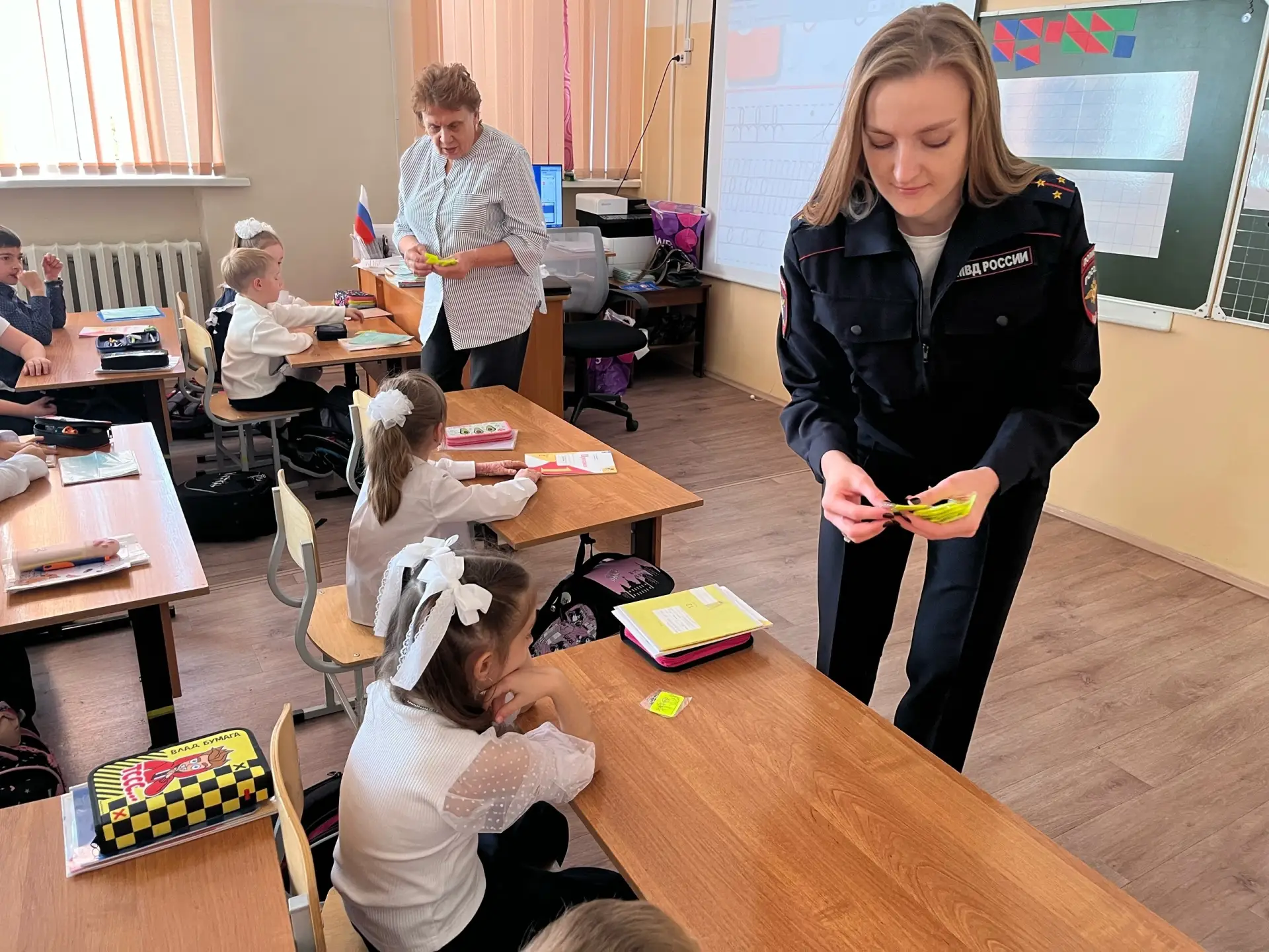 Сотрудники Госавтоинспекции Копейска провели профилактическую встречу с первоклассникам...