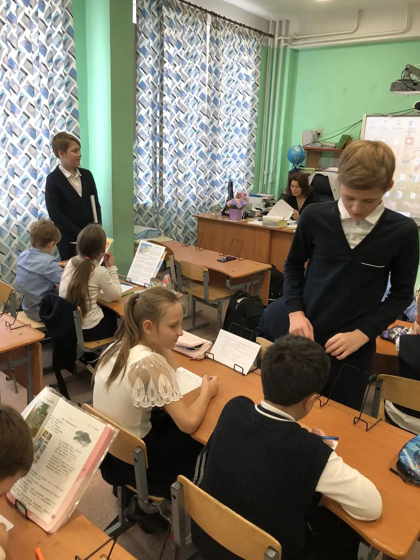 В День учителя ученики 6б класса Витя Головин и Юра Зинченко выступили дублерами учител...