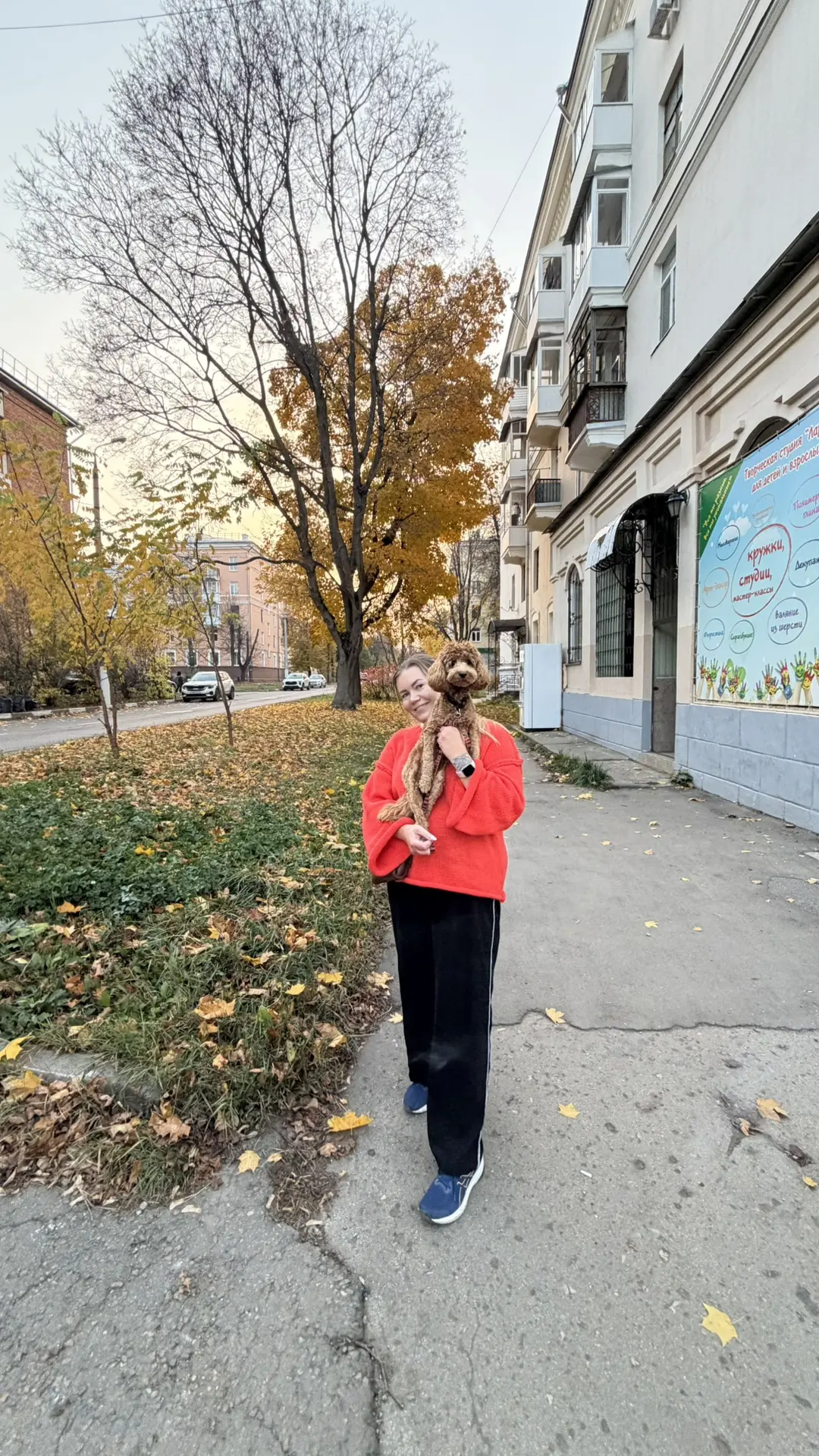 Видели нереально красивую осень, когда гуляли с мужем и Клюквой.