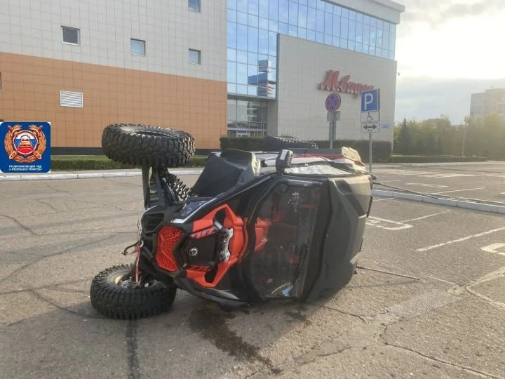 🚙 В Челнах снегоболотоход перевернулся на парковке ТЦ «Торговый квартал»