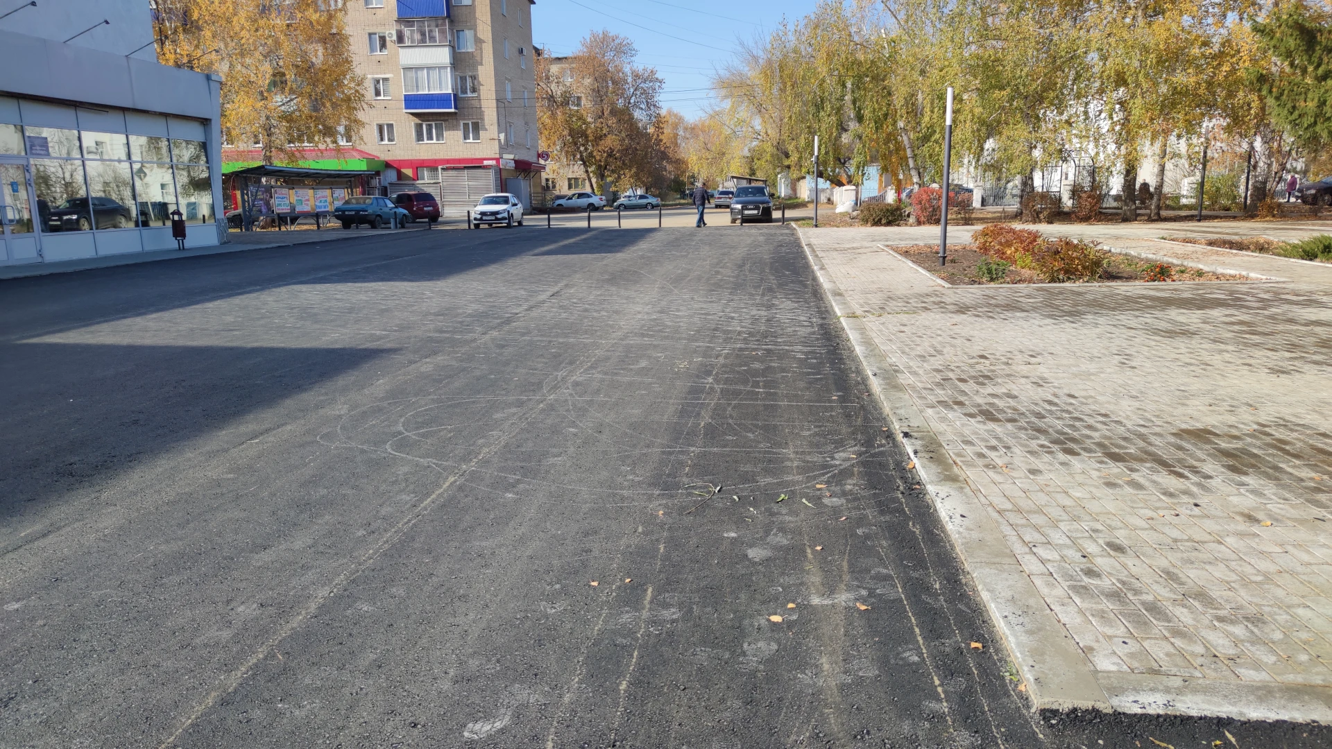 В благоустройстве у ДК "Криолит" произошли подвижки - заасфальтирована территория перед...