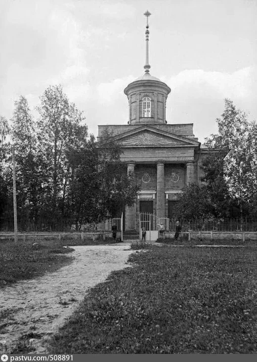 ⛪️По дороге из Ропши в Гатчину, в маленькой деревеньке Петрово с численностью менее ста...