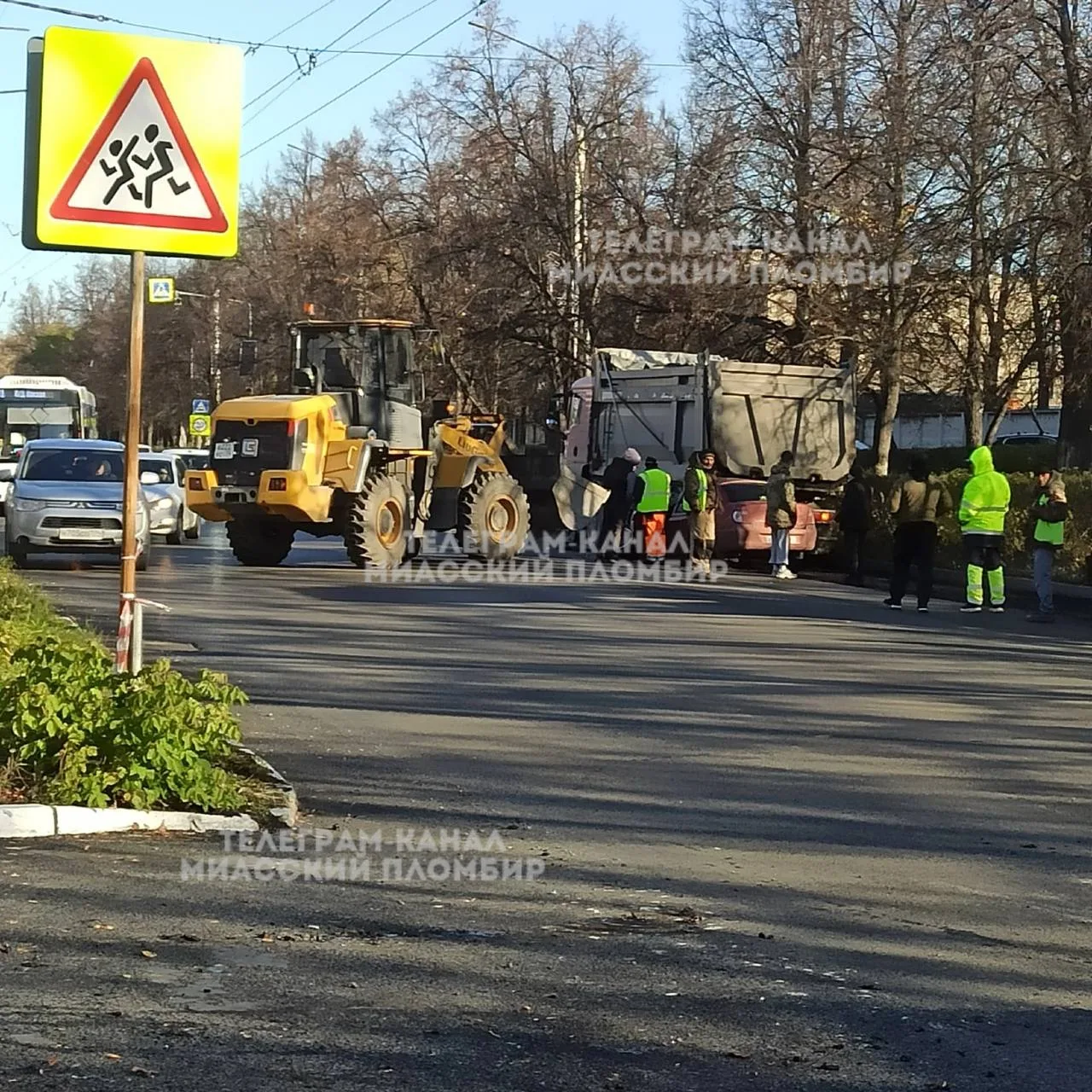 🚓 На проспекте Октября легковушка влетела в самосвал прямо на участке дорожных работ. ...
