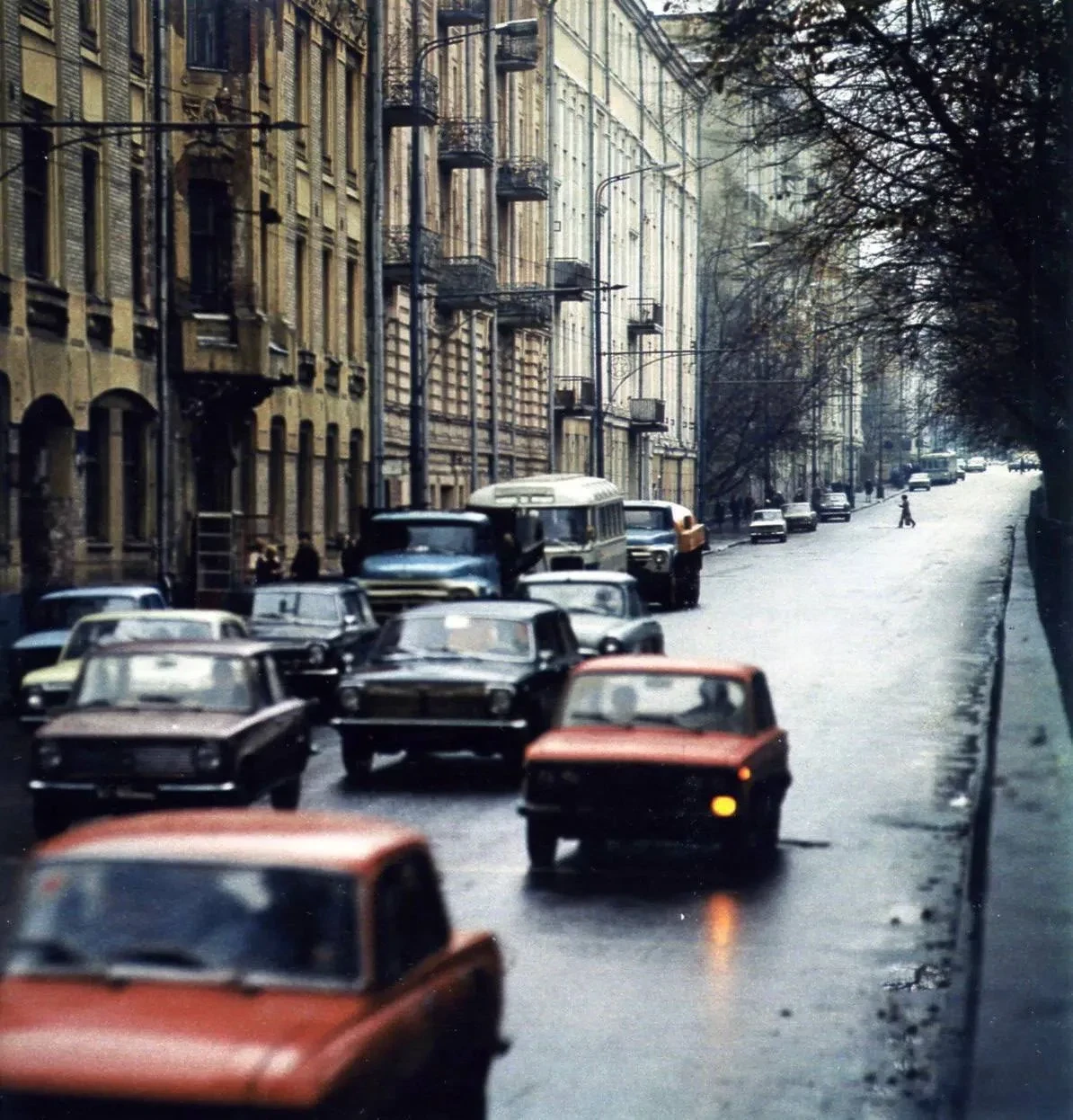 Автомобили на Гоголевском бульваре.