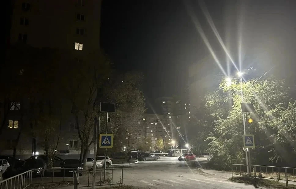 На Мысу спустя полгода зажгли фонари на тротуаре вдоль дома Беляева, 29