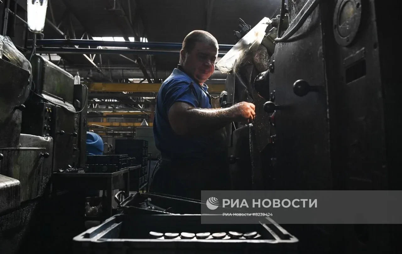 На восстановление промышленности в регионах направят 2,4 млрд рублей. Об этом сообщил г...
