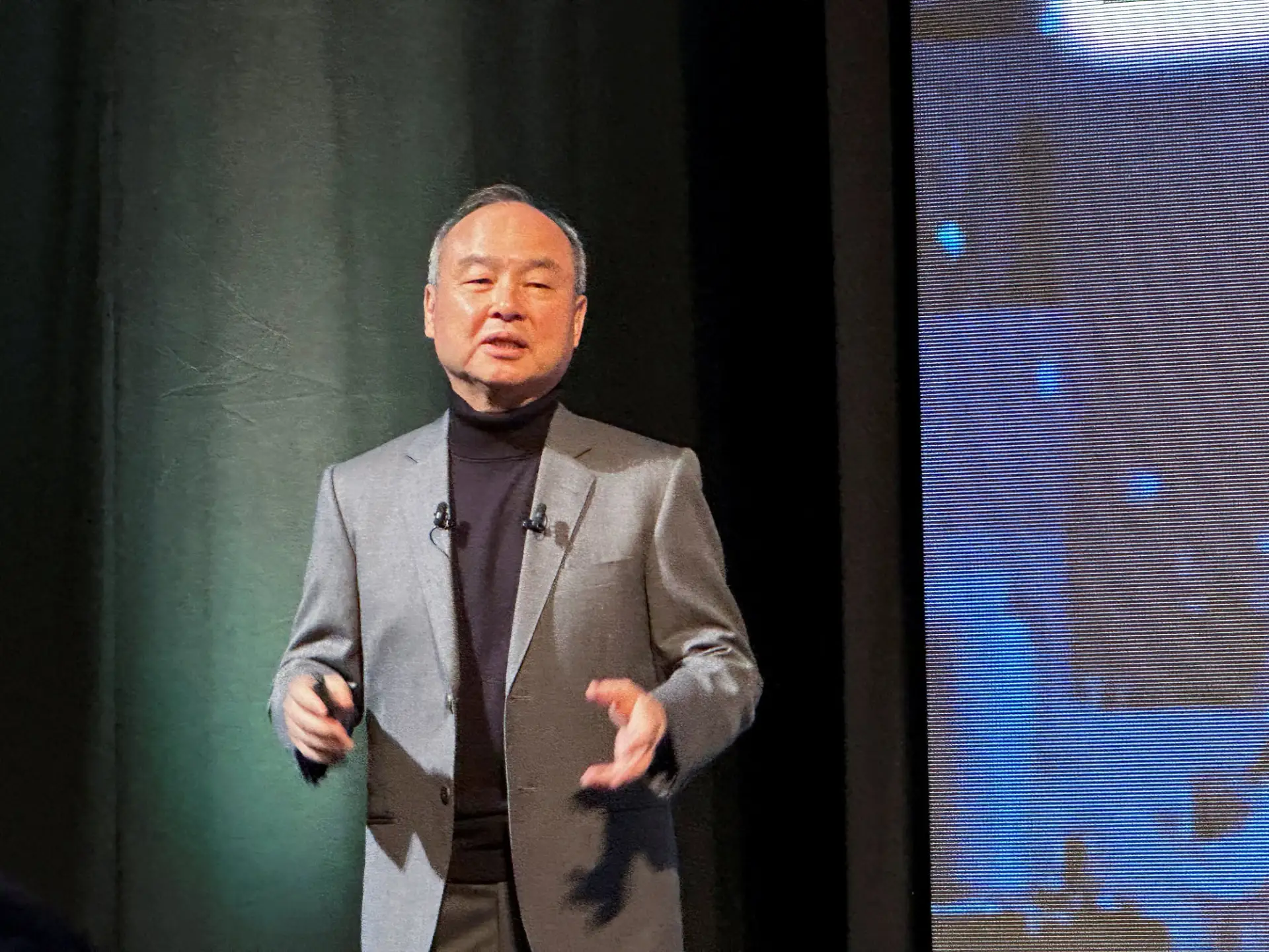SoftBank планирует привлечь до $100 млрд у инвесторов с Ближнего Востока на ИИ.