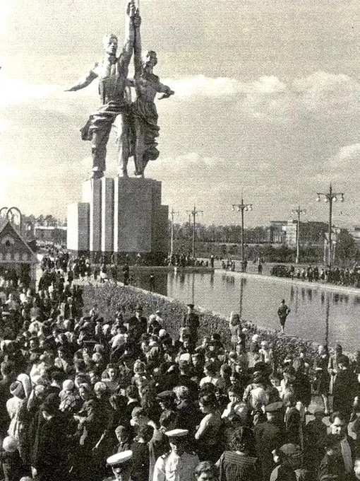 1954-56 годы. ВСХВ. У северного входа.