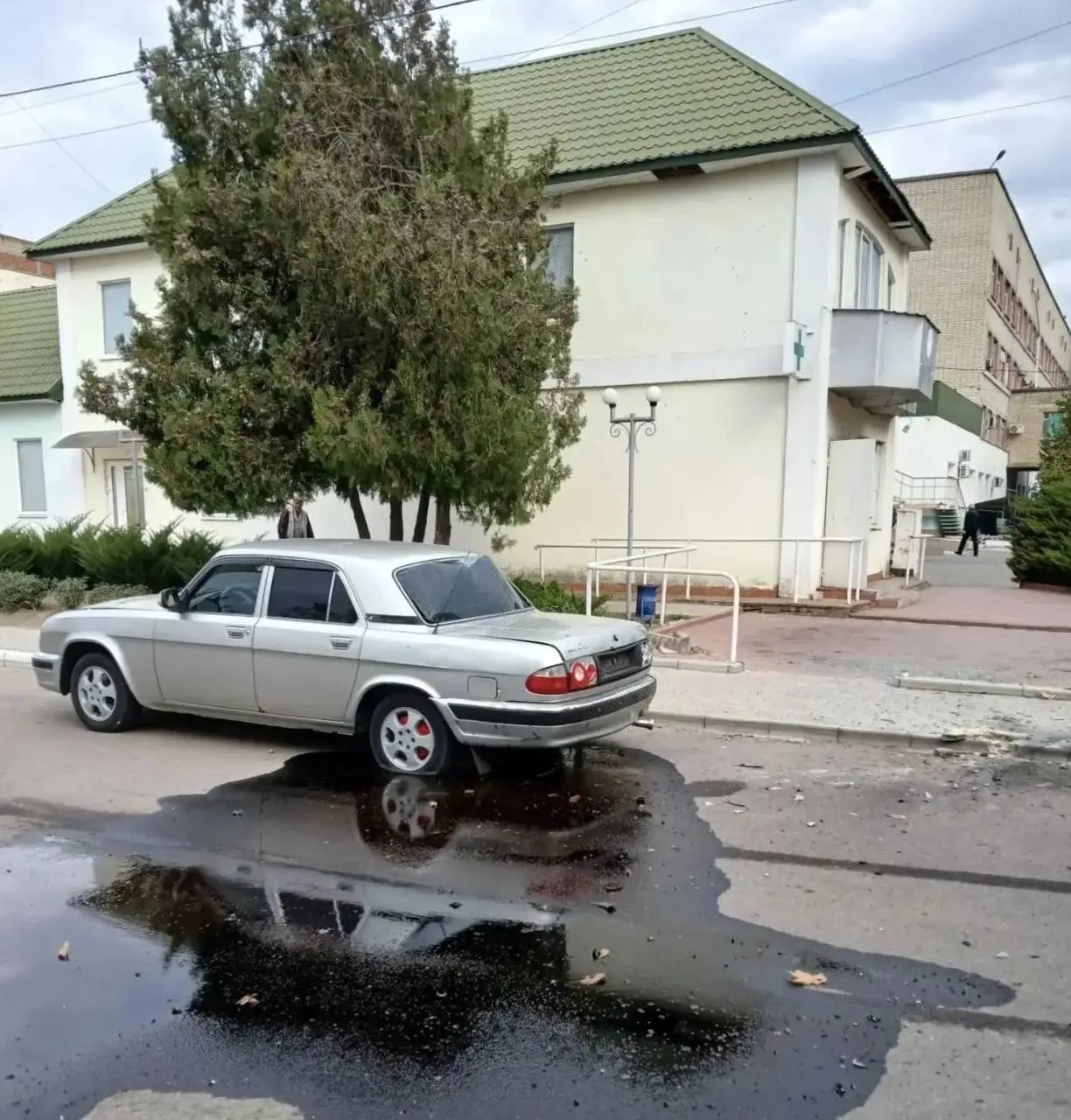 ‼️ Дрон ударил у приёмного покоя больницы в Каховке: двое мирных жителей ранены