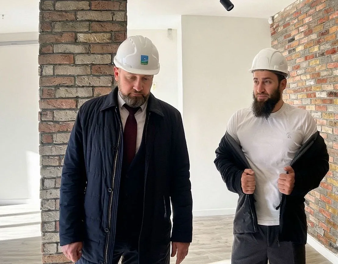 «Ипотечный» дом по улице Ойунского поднялся до пятого этажа. На площадке задействована ...