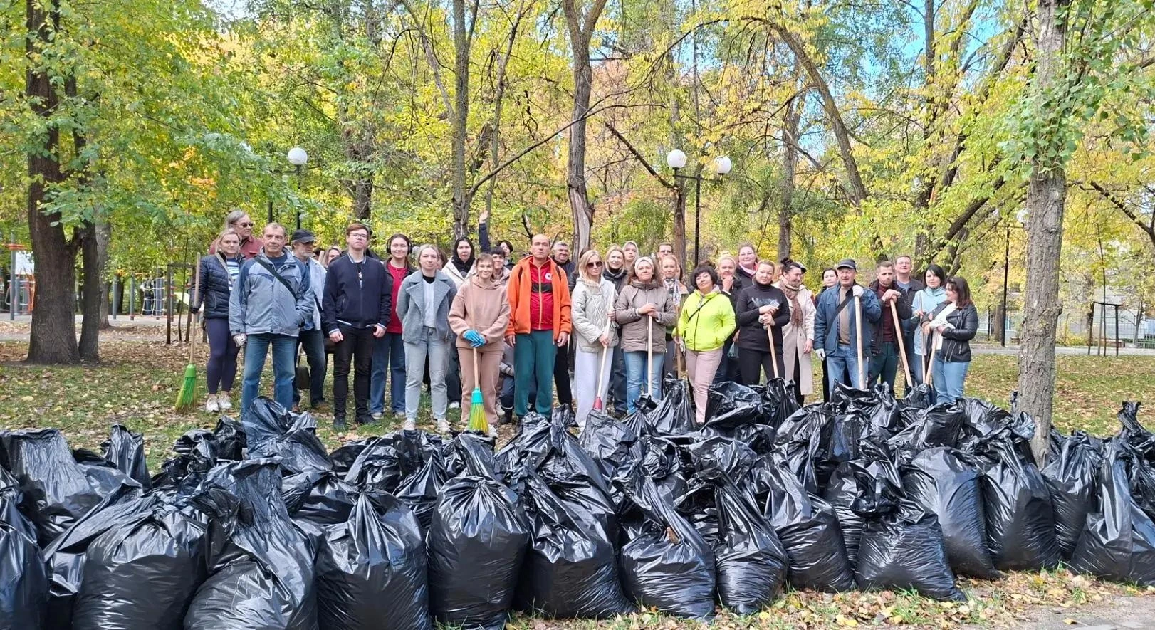 🍁 Сотрудники министерства культуры региона присоединились к общегородскому субботнику!