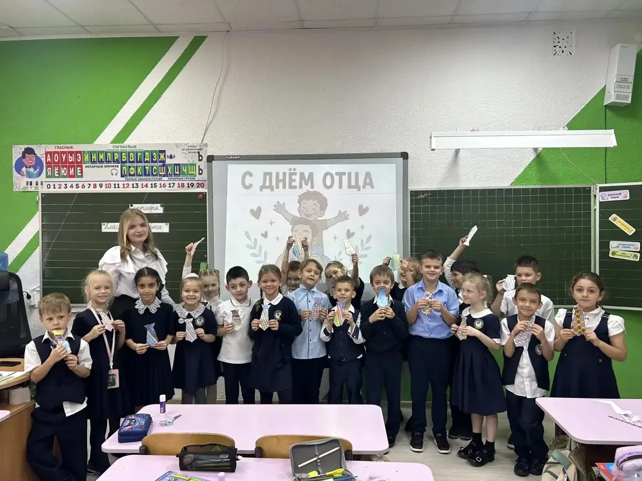 Сегодня в 1 «А» классе прошёл творческий мастер-класс, от советника, посвящённый Дню от...