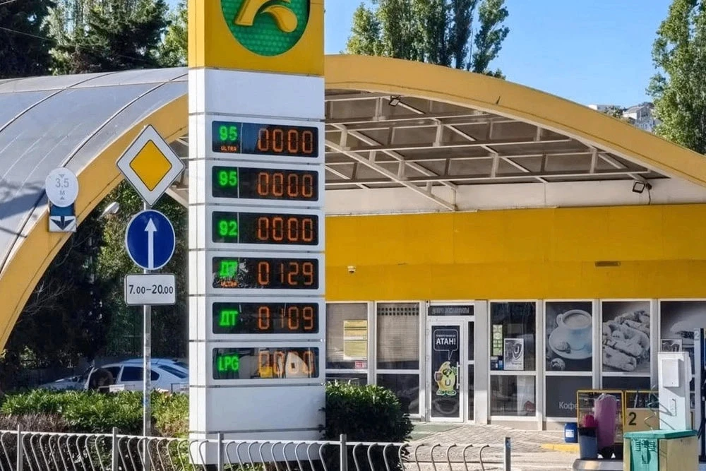В Севастополе отменили продажу топлива по QR-кодам. Топливо с сегодняшнего дня продают ...