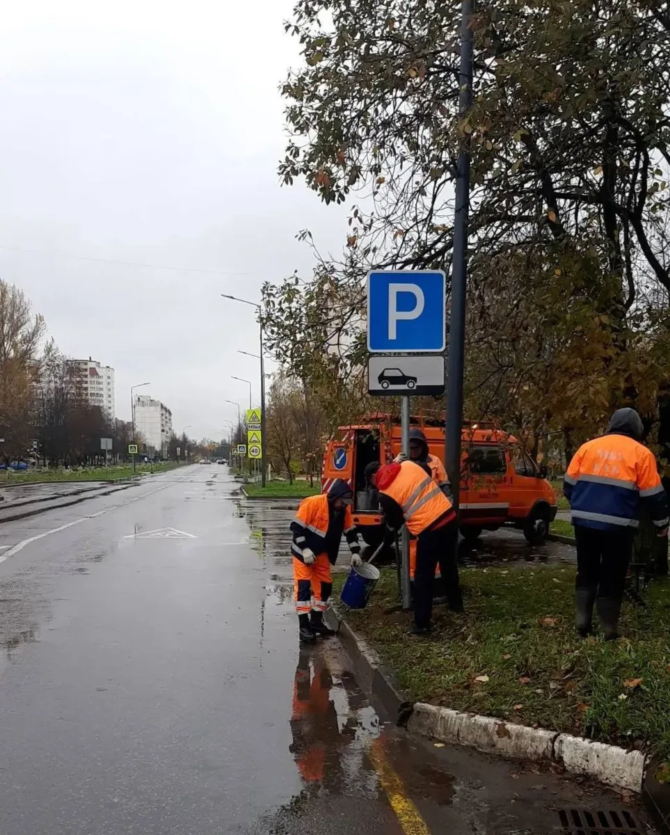 Силами МБУ «КХБ» выполнены работы по установке знака парковки вблизи дома №18 на ул. По...
