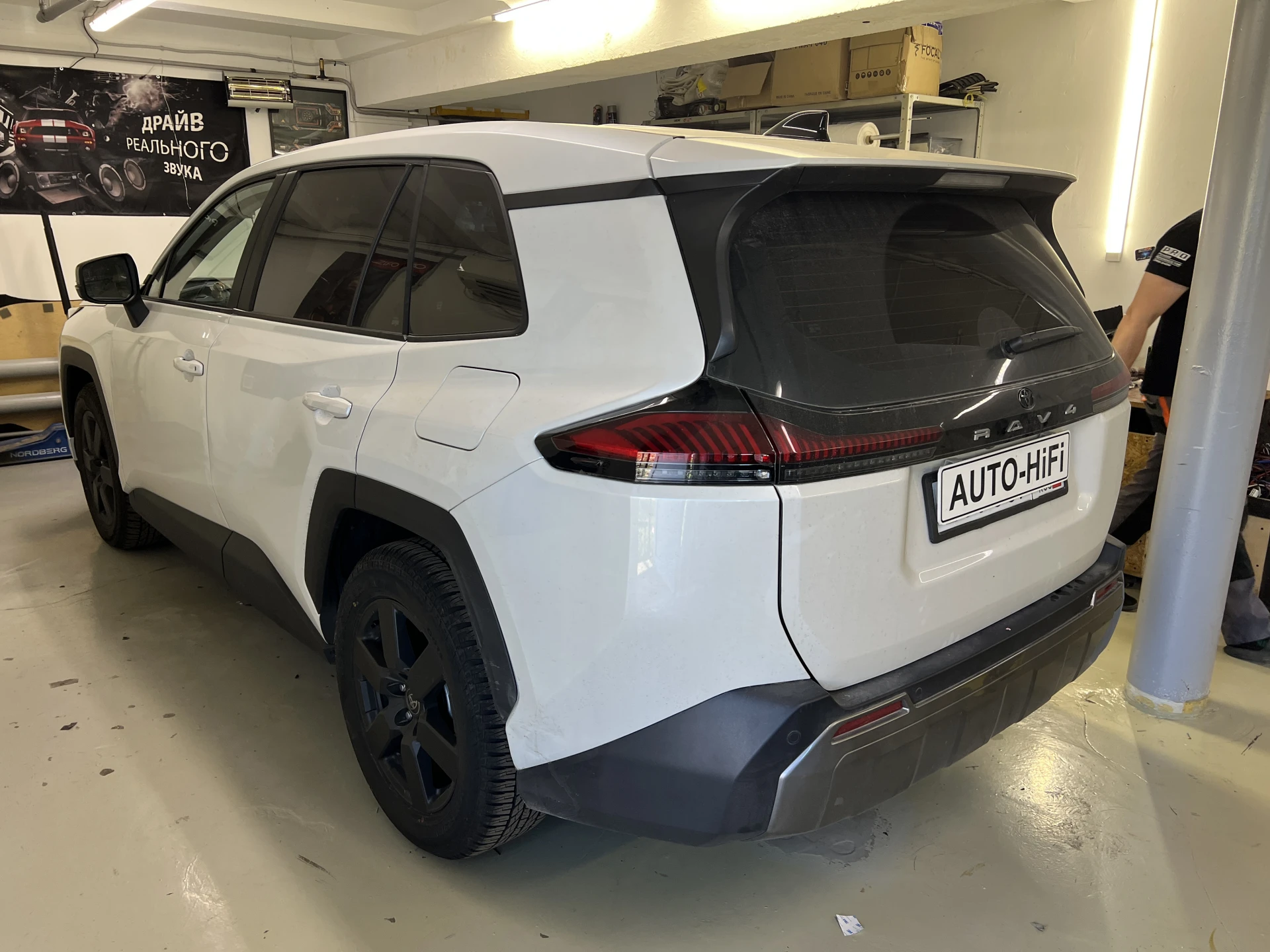 Выполнили качественный апгрейд заводского звука в новой Toyota RAV4 шестого поколения б...