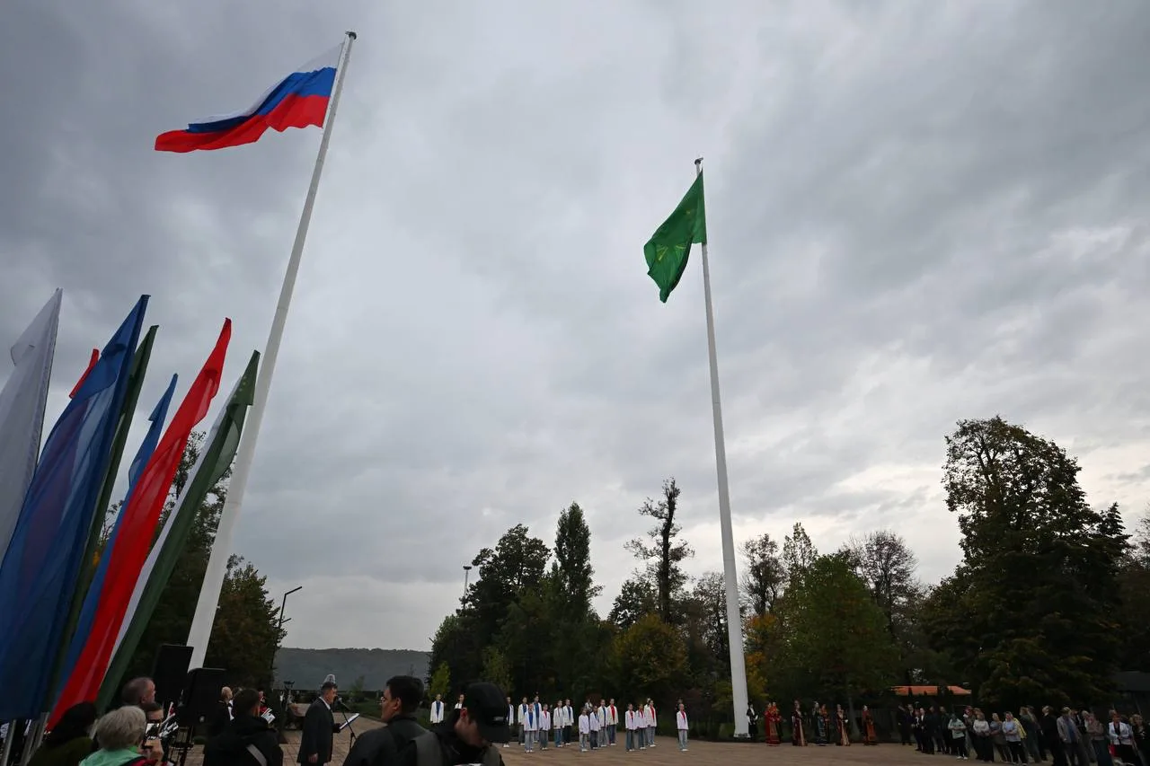 В центре Майкопа на сорокаметровые флагштоки подняли Государственные флаги России и Адыгеи