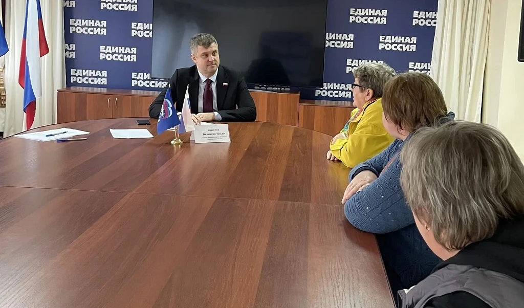 Депутат Законодательного Собрания Валентин Купинов провел прием граждан в Кувандыке.
