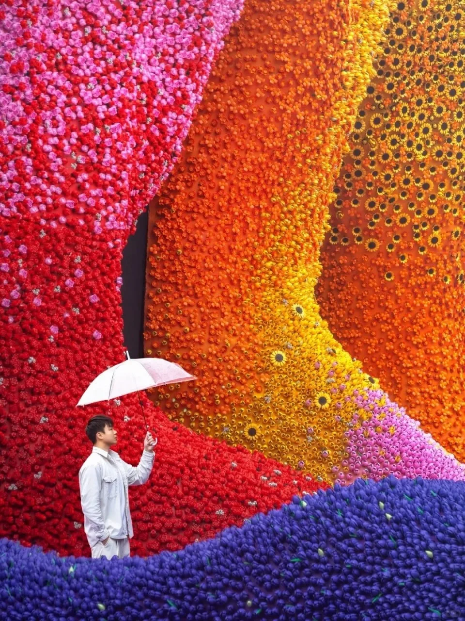 В Шанхае появилась гигантская цветочная волна из LEGO 🌷