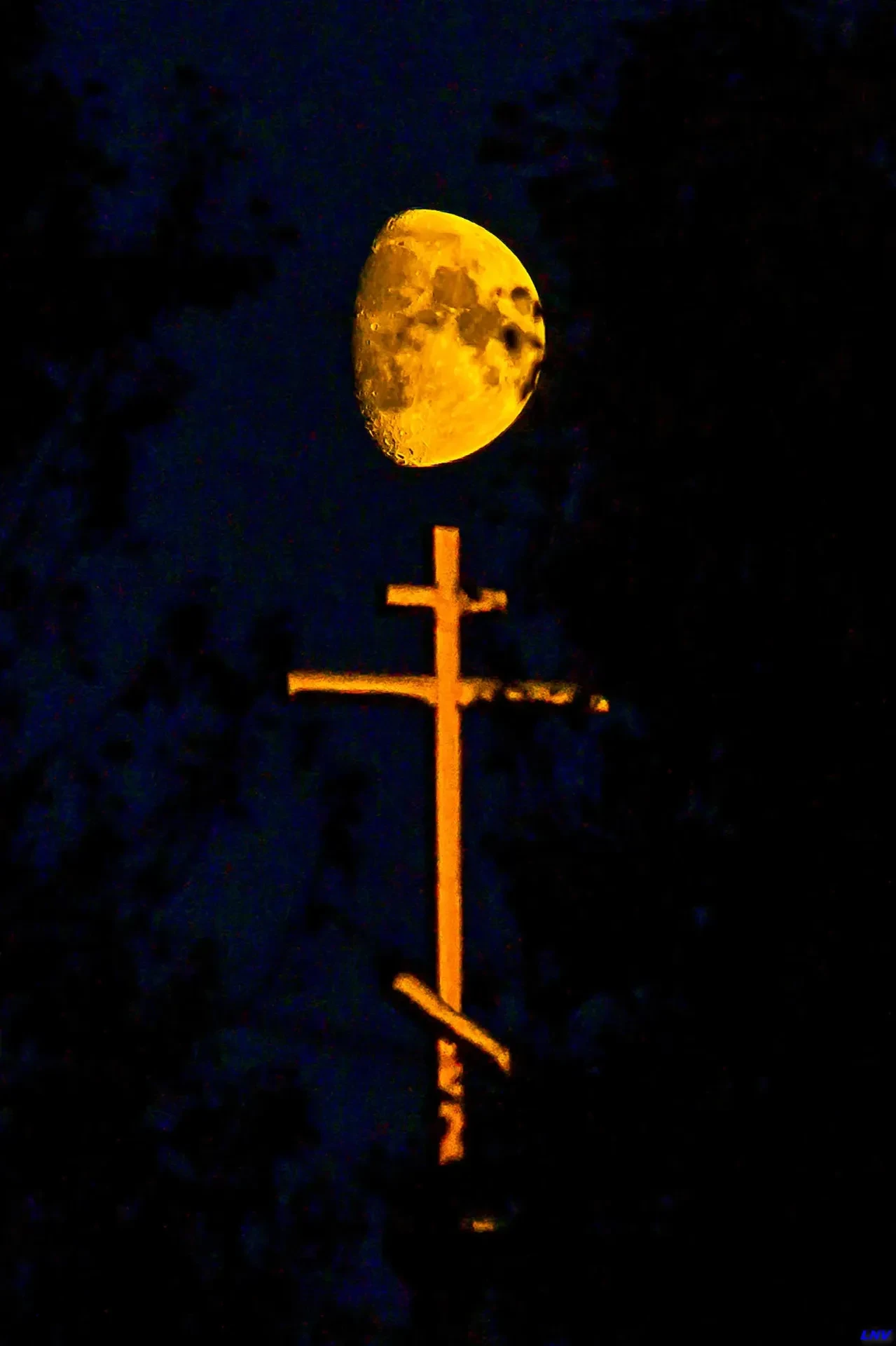 Луна над Храмом Архангела Михаила в левобережье Усть-Илимска 🌔
