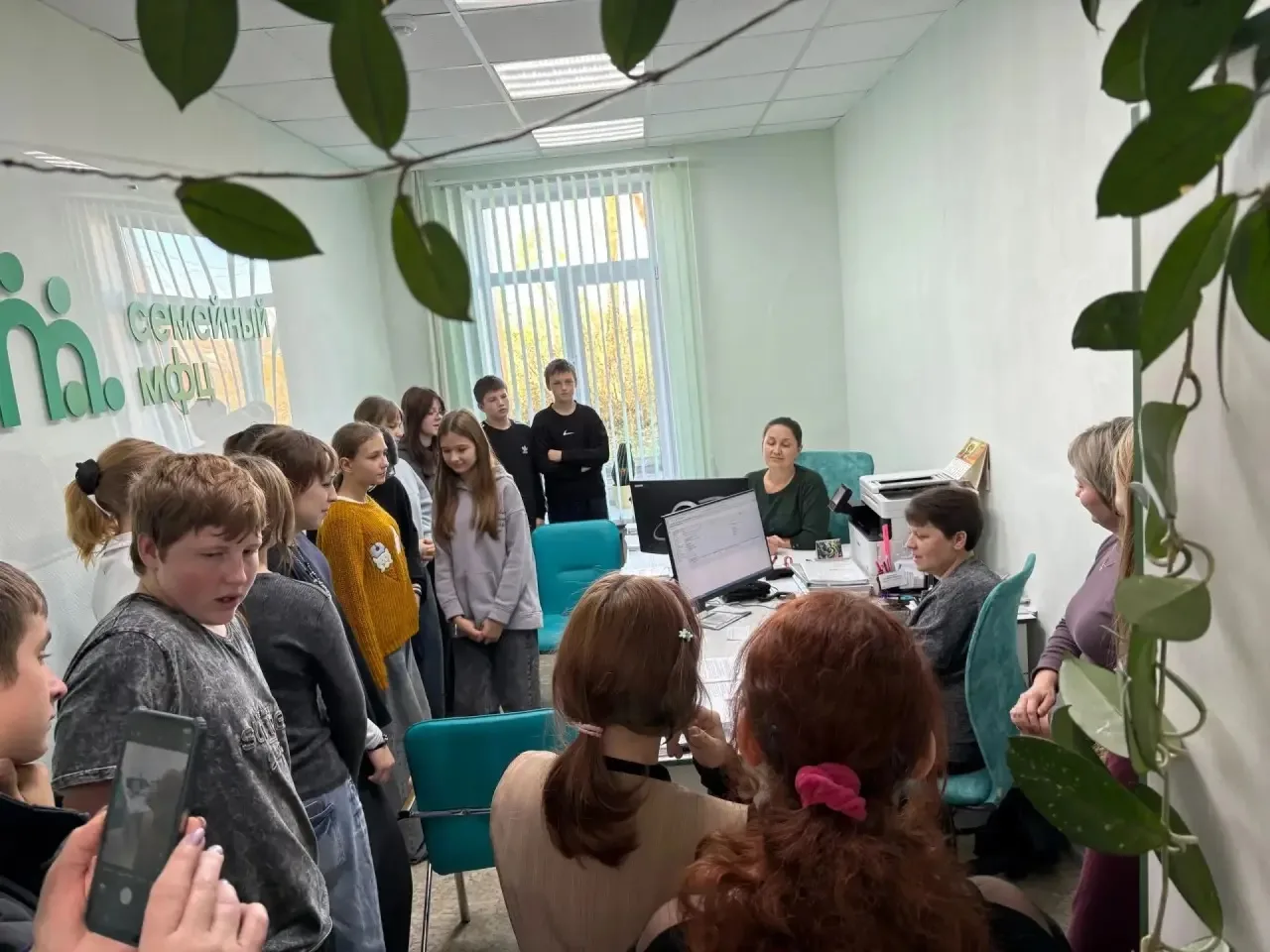 🏢 День открытых дверей: ученики Крайчиковской школы познакомились с работой БУ Омской ...