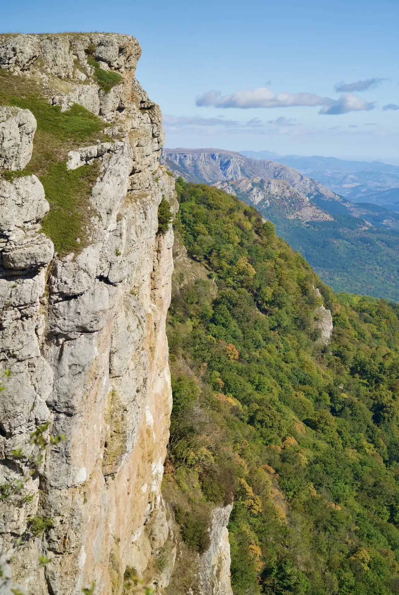 Живописные виды со Стол-горы в Крыму.