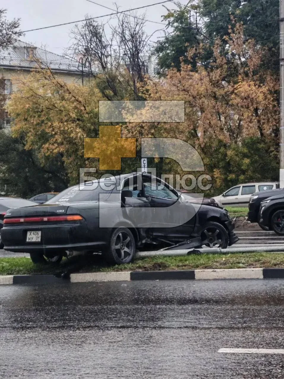 На Белгородского полка иномарка влетела в дорожный знак