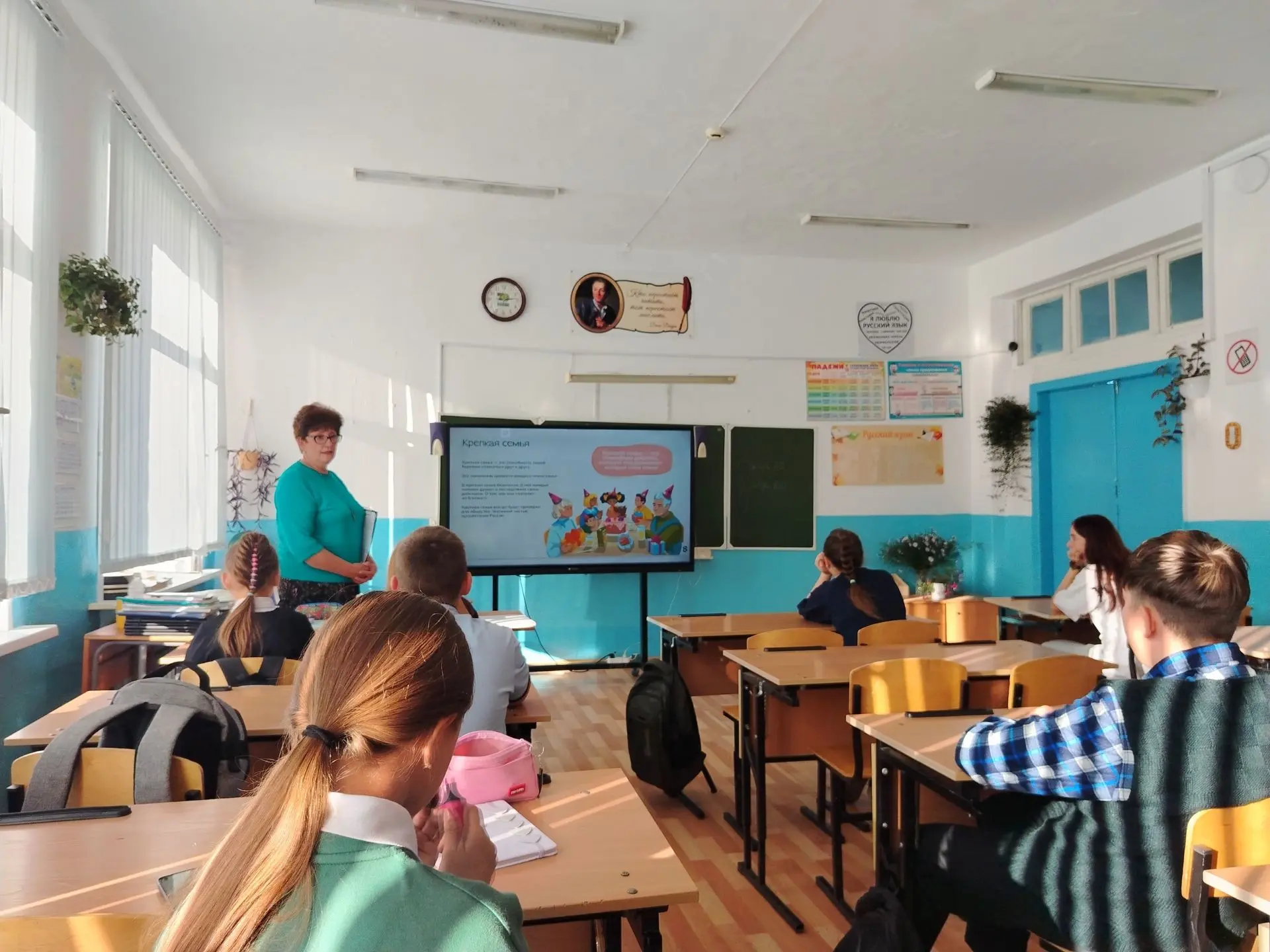 В Арлюкской школе прошел увлекательный патриотический час под названием «Наши ценности:...