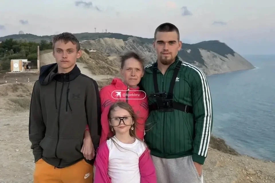Житель Екатеринбурга после смерти родителей взял под опеку брата и сестру
