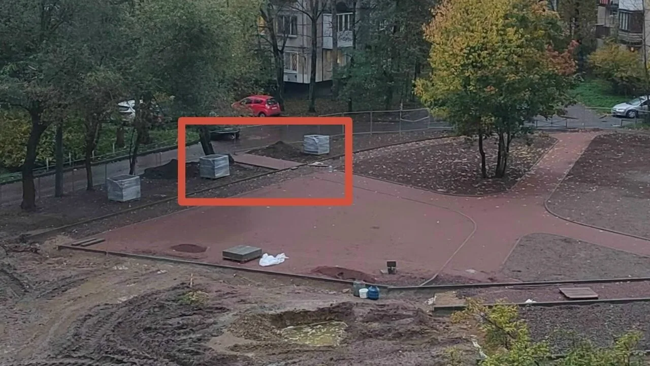 Дорожка в никуда во дворе на Софийской